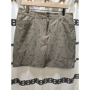 Eddie Bauer Adventure 2.0 green arrow print skirt with built-in shorts 10